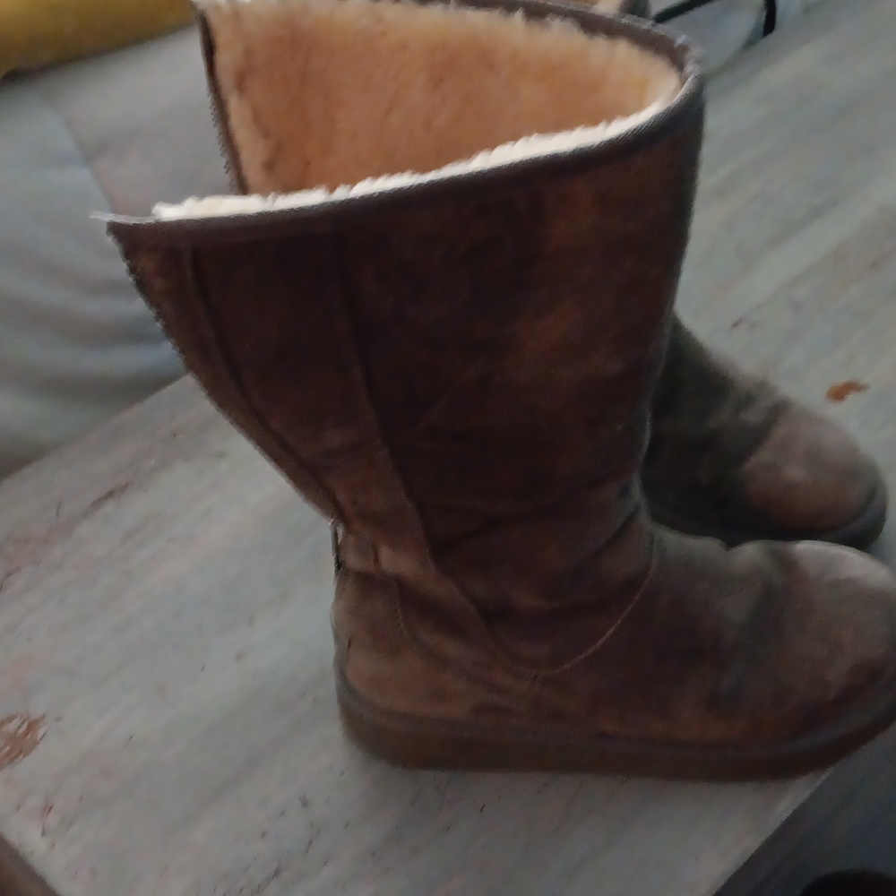 UGGS - Picture 5 of 5